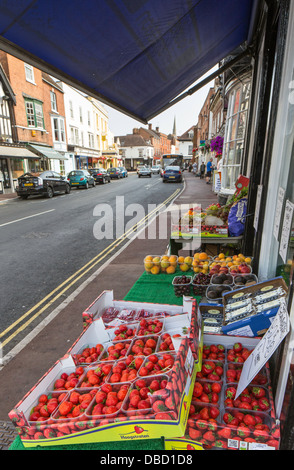 Les fraises en vente dans un Upton ce Fruit & Vegetable shop, Worcestershire, Angleterre, RU Banque D'Images