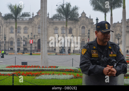 Présence militaire péruvien devant le palais présidentiel, la Plaza de Armas, Lima, Pérou Banque D'Images