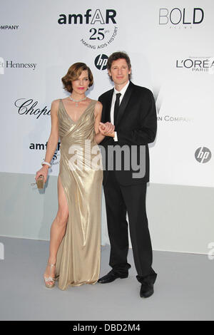 L'actrice Milla Jovovich et Paul Anderson, directeur du Festival International du Film de Cannes 2011 - Jour 9 gala de l'amFar contre le sida - Arrivées Cap d'Antibes, France - 19.05.11 Banque D'Images