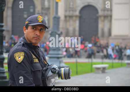 Présence militaire péruvien devant le palais présidentiel, la Plaza de Armas, Lima, Pérou Banque D'Images