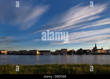 La ville de Waterford, vu de la rive opposée de la rivière Suir, comté de Waterford, Irlande Banque D'Images