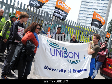 Syndicat Unison montre sa solidarité avec les travailleurs en grève à Brighton GMB au cours d'une manifestation de plus de réductions de salaire proposé. Banque D'Images