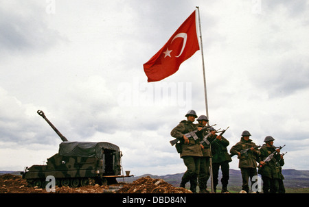 Mars 1995. Irak/Turquie frontière. Lever leur drapeau militaire turque au cours de l'invasion du Kurdistan irakien pour attaquer des guérilleros du Parti des Travailleurs du Kurdistan (PKK). C'était la plus grande intervention militaire de la Turquie depuis l'invasion de Chypre. Banque D'Images