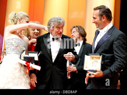 La meilleure actrice Kirsten Dunst, membre du jury, Robert De Niro et Meilleur acteur Jean Dujardin 2011 Cannes International Film Festival - Cérémonie de clôture - Remise des prix et à l'intérieur de Cannes, France - 22.05.11 Banque D'Images