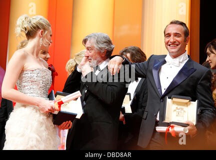 La meilleure actrice Kirsten Dunst, membre du jury, Robert De Niro et Meilleur acteur Jean Dujardin 2011 Cannes International Film Festival - Cérémonie de clôture - Remise des prix et à l'intérieur de Cannes, France - 22.05.11 Banque D'Images