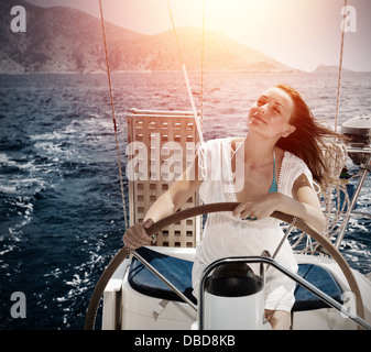 Femme derrière le volant, location avec vue sur la mer et la nature, paysage marin mountais active girl Banque D'Images