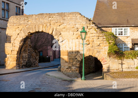 Newport Arch, Bailgate, Lincoln, Angleterre, Royaume-Uni. Les vestiges d'une porte romaine du 3ème siècle. Banque D'Images