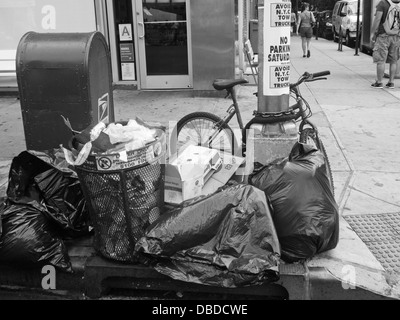 Le noir et blanc d'ordures de NYC Street Banque D'Images