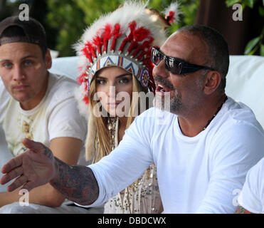 Christian Audigier et sa fille Crystal Rock Christian Audigier fête son 53e anniversaire à son CA-Ranch à Topanga. La designer de mode et sa petite amie, le modèle brésilien Nathalie Sorensen a organisé une fête avec 100 invités. Los Angeles, fabriquées main e Banque D'Images