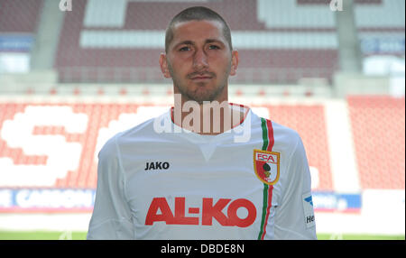 Joueur de football Sascha Mölders club de Bundesliga FC Augsburg au photocall officiel de la saison 2013-2014 le 8 juillet en 2013 dans l'Arène de SGL à Augsbourg (Bavière). Photo : Stefan Udry/dpa Banque D'Images