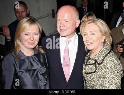 La secrétaire d'Etat américaine Hillary Clinton quitte le restaurant Wolseley après le dîner avec le Secrétaire aux affaires étrangères William Hague et son épouse Ffion Haye Londres, Angleterre - 24.05.11 Banque D'Images