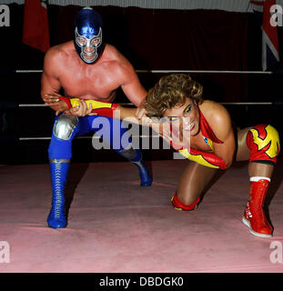 Cassandro (tenue rouge) et Blue Demon Jr(Bleu Outfit). High Noon Photo - Une invitation à Jeremy Clarkson Lucha Avenir. Mexicain de haut vol de stars du prochain Lucha événements futurs inviter Top Gear présentateur Clarkson à répéter ses vues sur Mexic Banque D'Images