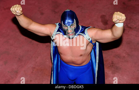 Cassandro (tenue rouge) et Blue Demon Jr(Bleu Outfit). High Noon Photo - Une invitation à Jeremy Clarkson Lucha Avenir. Mexicain de haut vol de stars du prochain Lucha événements futurs inviter Top Gear présentateur Clarkson à répéter ses vues sur Mexic Banque D'Images