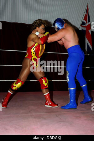 Cassandro (tenue rouge) et Blue Demon Jr(Bleu Outfit). High Noon Photo - Une invitation à Jeremy Clarkson Lucha Avenir. Mexicain de haut vol de stars du prochain Lucha événements futurs inviter Top Gear présentateur Clarkson à répéter ses vues sur Mexic Banque D'Images