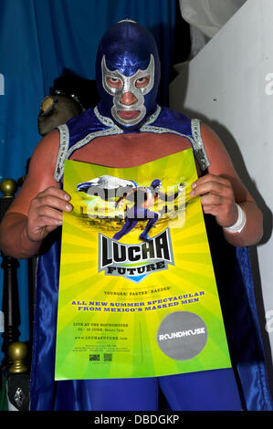 Cassandro (tenue rouge) et Blue Demon Jr(Bleu Outfit). High Noon Photo - Une invitation à Jeremy Clarkson Lucha Avenir. Mexicain de haut vol de stars du prochain Lucha événements futurs inviter Top Gear présentateur Clarkson à répéter ses vues sur Mexic Banque D'Images