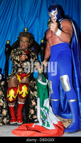 Cassandro (tenue rouge) et Blue Demon Jr(Bleu Outfit). High Noon Photo - Une invitation à Jeremy Clarkson Lucha Avenir. Mexicain de haut vol de stars du prochain Lucha événements futurs inviter Top Gear présentateur Clarkson à répéter ses vues sur Mexic Banque D'Images