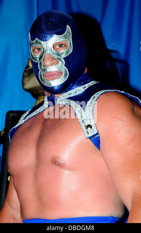 Cassandro (tenue rouge) et Blue Demon Jr(Bleu Outfit). High Noon Photo - Une invitation à Jeremy Clarkson Lucha Avenir. Mexicain de haut vol de stars du prochain Lucha événements futurs inviter Top Gear présentateur Clarkson à répéter ses vues sur Mexic Banque D'Images