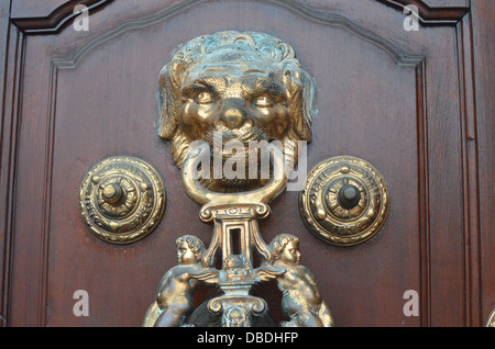 Élaborer, plaqué or tête de lion heurtoir sur une porte de la cathédrale de Lima, Pérou Banque D'Images