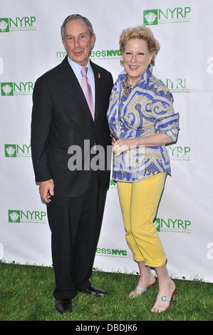 Le maire Michael Bloomberg, Bette Midler Bette Midler's New York Restoration Project, le dixième rapport annuel de printemps pique-nique à Gracie Mansion New York City, USA - 25.05.11 Banque D'Images