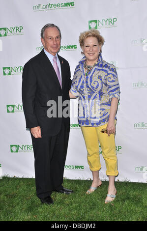 Le maire Michael Bloomberg, Bette Midler Bette Midler's New York Restoration Project, le dixième rapport annuel de printemps pique-nique à Gracie Mansion New York City, USA - 25.05.11 Banque D'Images