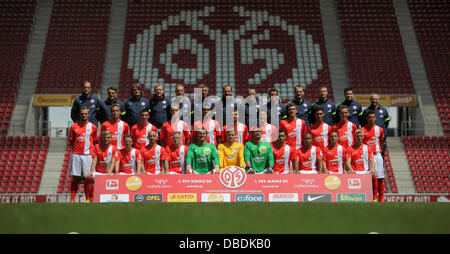 Photo d'équipe officielle du club de Bundesliga 1. FSV Mainz 05 lors de la saison 2013-2014, l'une séance de photos pour le 4 juillet en 2013 dans l'arène de la Coface à Mayence (Rhénanie-Palatinat). Ligne supérieure (l-r) : entraîneur Thomas Tuchel, l'entraîneur adjoint, Arno Michels, entraîneur des gardiens Stephan Kuhnert, analyste vidéo Benjamin Weber, Athletics Entraîneur Rainer Schrey, athlétisme et de réadaptation, les physiothérapeutes Busenkell Axel coach Christopher Rohrbeck, Stefan Stüwe et Steffen Tröster, médicaments Felix Post, Patrick Ingelfinger et Stefan Mattyasovszky, gestionnaire d'équipements Walter Notter. Rangée du milieu (de gauche à droite) : Bo Banque D'Images