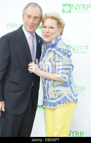 Le maire Michael Bloomberg, Bette Midler Bette Midler's New York Restoration Project, le dixième rapport annuel de printemps pique-nique à Gracie Mansion New York City, USA - 25.05.11 Banque D'Images