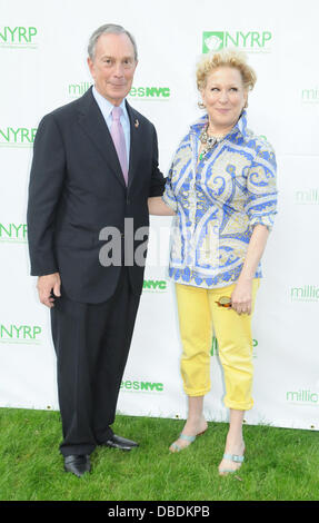 Le maire Michael Bloomberg, Bette Midler Bette Midler's New York Restoration Project, le dixième rapport annuel de printemps pique-nique à Gracie Mansion New York City, USA - 25.05.11 Banque D'Images