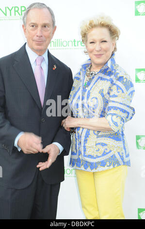 Le maire Michael Bloomberg, Bette Midler Bette Midler's New York Restoration Project, le dixième rapport annuel de printemps pique-nique à Gracie Mansion New York City, USA - 25.05.11 Banque D'Images