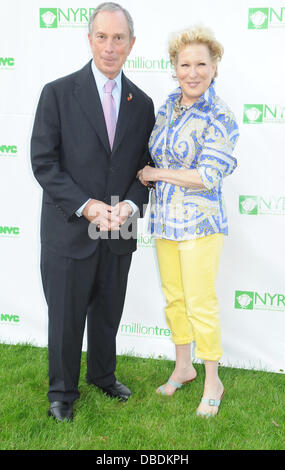 Le maire Michael Bloomberg, Bette Midler Bette Midler's New York Restoration Project, le dixième rapport annuel de printemps pique-nique à Gracie Mansion New York City, USA - 25.05.11 Banque D'Images