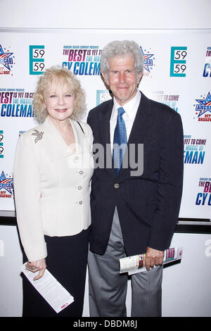 Penny Fuller et Tony Roberts après la soirée d'ouverture pour la partie production de théâtre Rubicon "Le meilleur est encore à venir : la musique de Cy Coleman' à la 59E59 Théâtres New York City, USA - 25.05.11 Banque D'Images