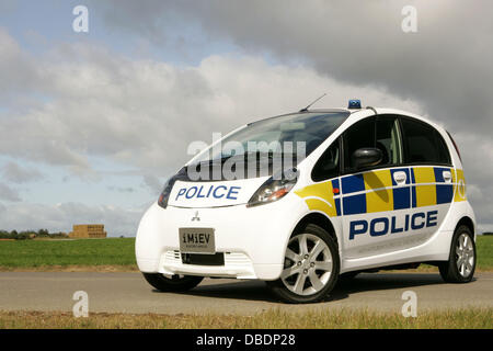Voiture de police électrique pour tranquilliser les poursuites à grande vitesse Eco-Friendly chaque fois que nous pensons à ceux à très grande vitesse des poursuites policières, la Mitsubishi i-MiEV bantam ne veut certainement pas venir à notre esprit. Mais où cette berline électrique manque de puissance brute, il n'en Banque D'Images