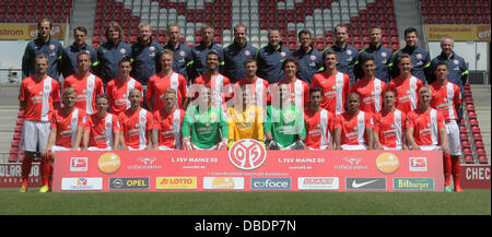 Photo d'équipe officielle du club de Bundesliga 1. FSV Mainz 05 lors de la saison 2013-2014, l'une séance de photos pour le 4 juillet en 2013 dans l'arène de la Coface à Mayence (Rhénanie-Palatinat). Ligne supérieure (l-r) : entraîneur Thomas Tuchel, l'entraîneur adjoint, Arno Michels, entraîneur des gardiens Stephan Kuhnert, analyste vidéo Benjamin Weber, Athletics Entraîneur Rainer Schrey, athlétisme et de réadaptation, les physiothérapeutes Busenkell Axel coach Christopher Rohrbeck, Stefan Stüwe et Steffen Tröster, médicaments Felix Post, Patrick Ingelfinger et Stefan Mattyasovszky, gestionnaire d'équipements Walter Notter. Rangée du milieu (de gauche à droite) : Bo Banque D'Images