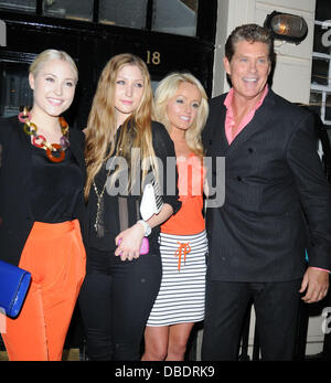 Hayley Hasselhoff, Taylor Ann Hasselhoff, Hayley Roberts et David Hasselhoff laissant le Theatre Royal Haymarket London, England - 28.05.11 Obligatoire Crédit : WENN.com Banque D'Images