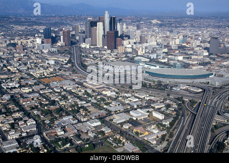 Une vue aérienne montre autoroutes qui traverse le vaste centre des congrès de Los Angeles (au premier plan) et dans le centre-ville de Los Angeles, Californie, USA. Banque D'Images