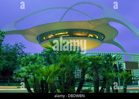 Un monument à l'Aéroport International de Los Angeles (LAX) en Californie, USA, est la rencontre avec restaurant et arcs paraboliques un design futuriste. Banque D'Images