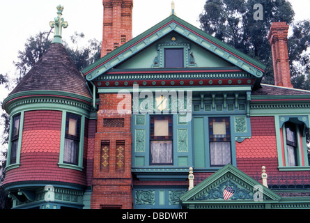 Les visiteurs de la maison Hale à Los Angeles, Californie, USA, sont intrigués par la façade de cette fantaisie de style Queen Anne 1887 Victorian Mansion. Banque D'Images