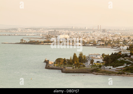 Vues de Carthage et de Tunis à partir de Sidi Bou Said au coucher du soleil, la Tunisie. Banque D'Images