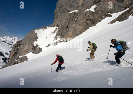 Ski de randonnée dans le massif des Aravis Banque D'Images