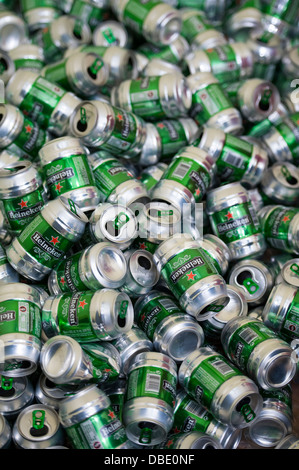 De nombreuses boîtes de bière vides marque Heineken Banque D'Images