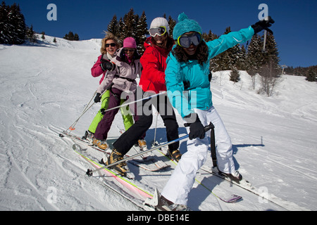 Les filles de Ski Alpin aux Houches Banque D'Images