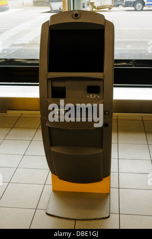 Self-service kiosque pour vous enregistrer à l'aéroport Banque D'Images