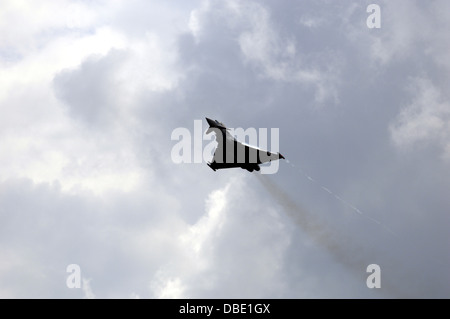 L'Eurofighter Typhoon à Scotland's National Museum of Flight Air show 2013 montrant des traînées de vapeur pendant un virage à grande vitesse Banque D'Images