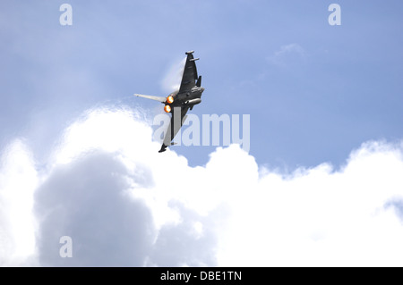 L'Eurofighter Typhoon à Scotland's National Museum of Flight Air show 2013 montrant des traînées de vapeur pendant un virage à grande vitesse Banque D'Images