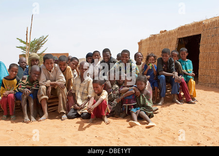 Groupe d'enfants touaregs à l'extérieur de leur bâtiment scolaire dans le village du nord-est du Mali, Afrique de l'Ouest Banque D'Images