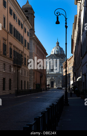 La rue de la Renaissance, à côté de la Piazza Navona, se termine en face de l'église de Saint Andrea della Valle. Banque D'Images