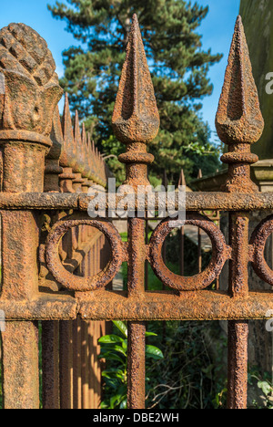 Rampes rouillées victorienne dans un cimetière. Banque D'Images