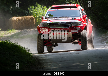 Chichester, UK - Juillet 2013 : Toyota Hilux en action sur le rallye à l'honneur à la Goodwood Festival of Speed le 14 juillet 2013. Banque D'Images