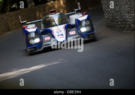 Chichester, UK - Juillet 2013 : Toyota TS030 Hybrid en action à la Goodwood Festival of Speed le 14 juillet 2013. Banque D'Images