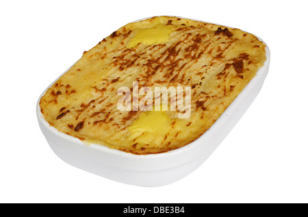 Poisson traditionnel fait maison tarte dans une casserole avec la purée de pommes de terre croustillante sur le dessus Banque D'Images