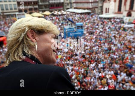 Silvia Neid entraîneur-chef de l'Allemagne fête gagner l'UEFA Women's EURO 2013 sur le balcon de l'Roemer le 29 juillet 2013 à Frankfurt am Main, Allemagne. Photo : Christof Koepsel/dpa Banque D'Images